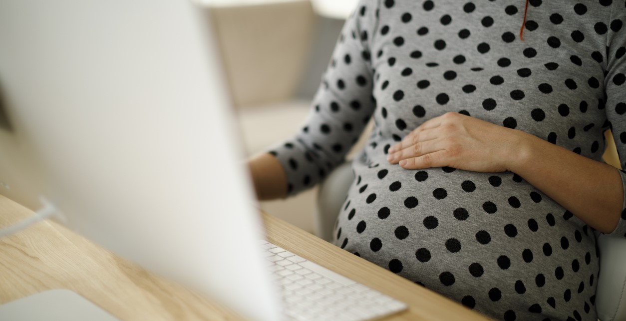 Pregnant woman working blog laboral